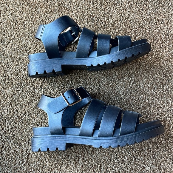 Like New: Soda Sandals - Black Size 7 Style: Vicky - Picture 4 of 6